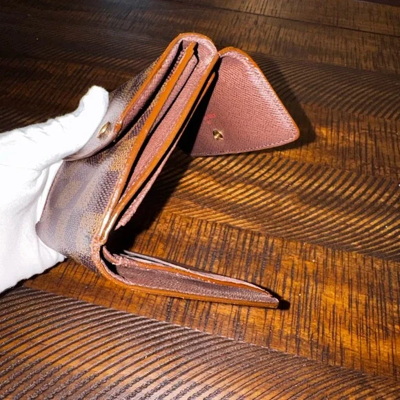 Louis Vuitton
Vintage 2005 Damier Elise Wallet - Picture 12 of 15